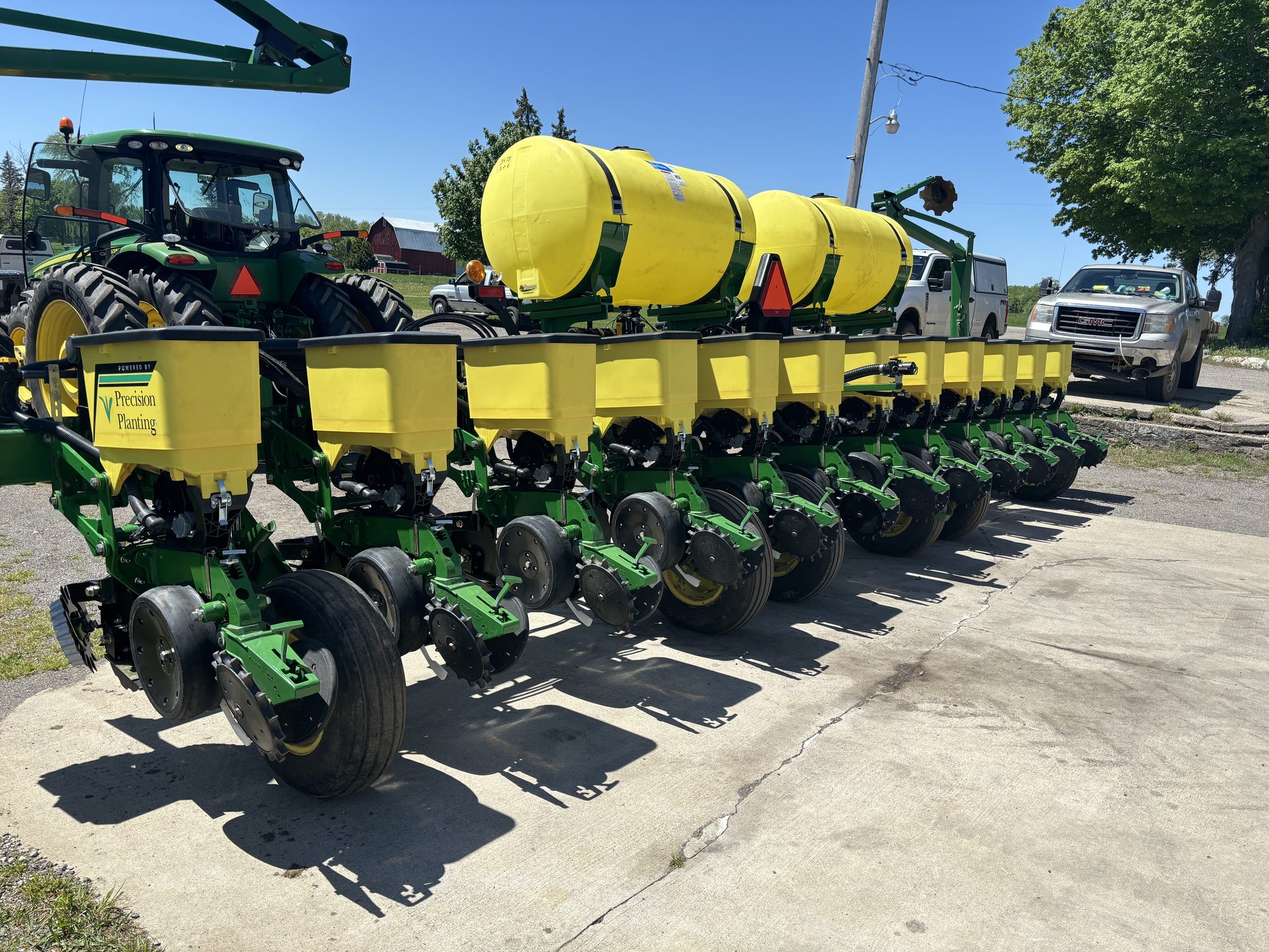John Deere 7200 — 30" — 12R — Completed equipment overview